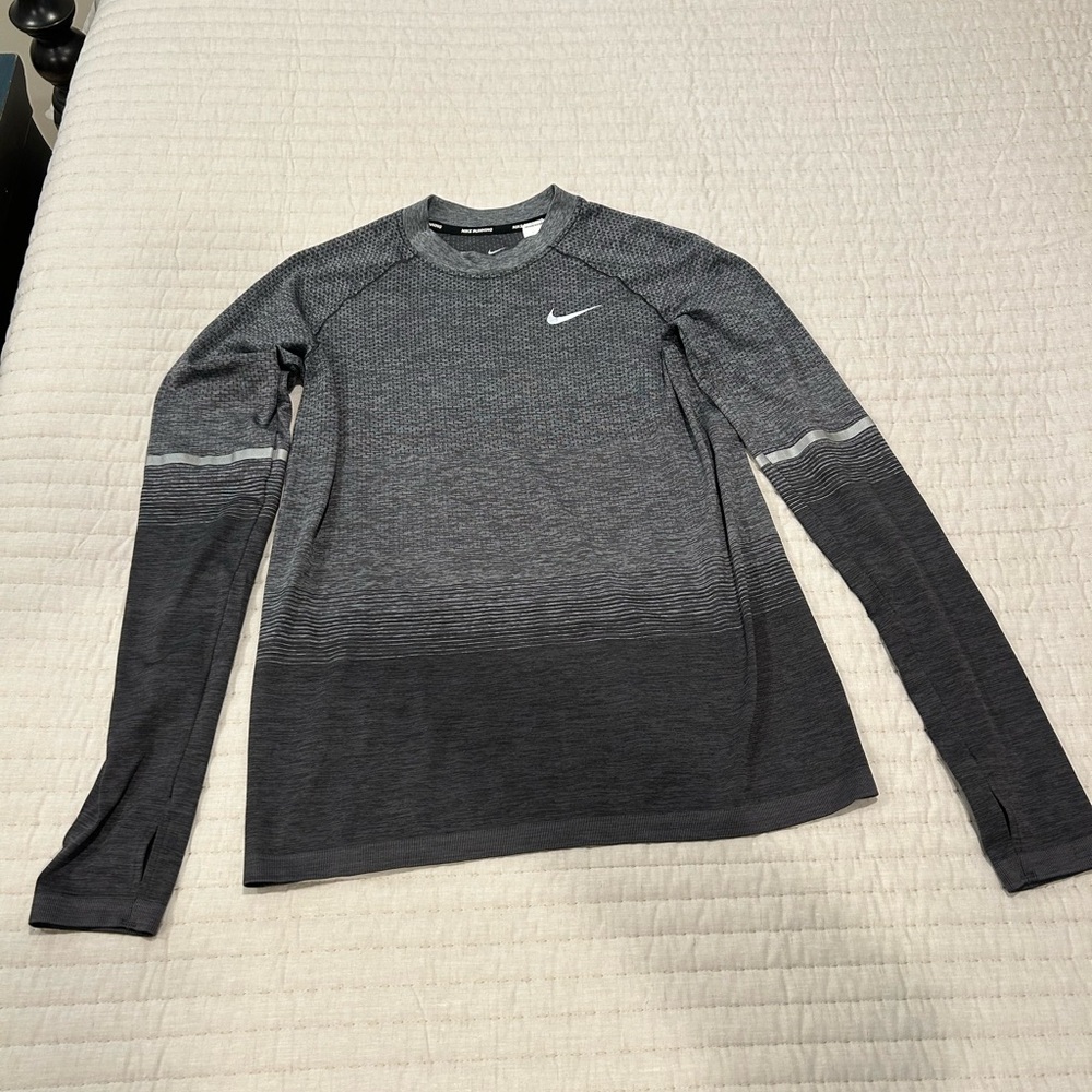 Nike women’s Running Dri-fit Crewneck top with unique grayscale color. Size S